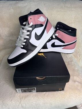 New in Box 👟 Air Jordan 1 Mid Pink Black White Men’s